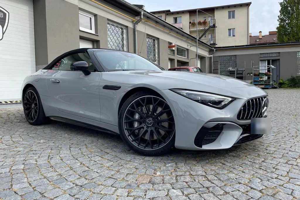 Šedý Mercedes-AMG SL před studiem AutoAteliér v Liberci