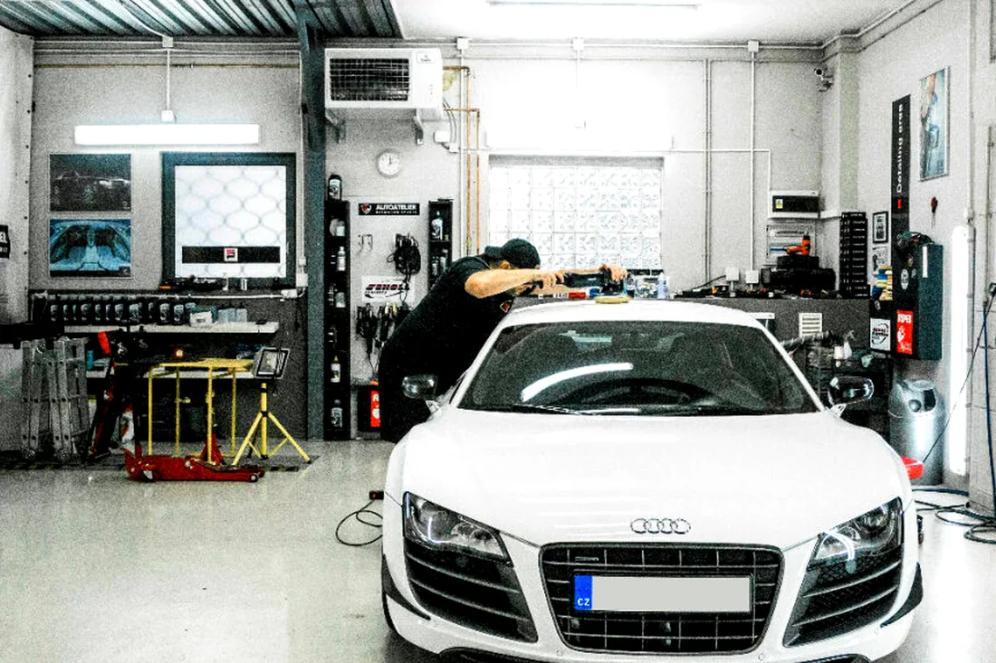 Bílé Audi R8 GT v aplikačním boxu AutoAteliéru při aplikaci keramické ochrany