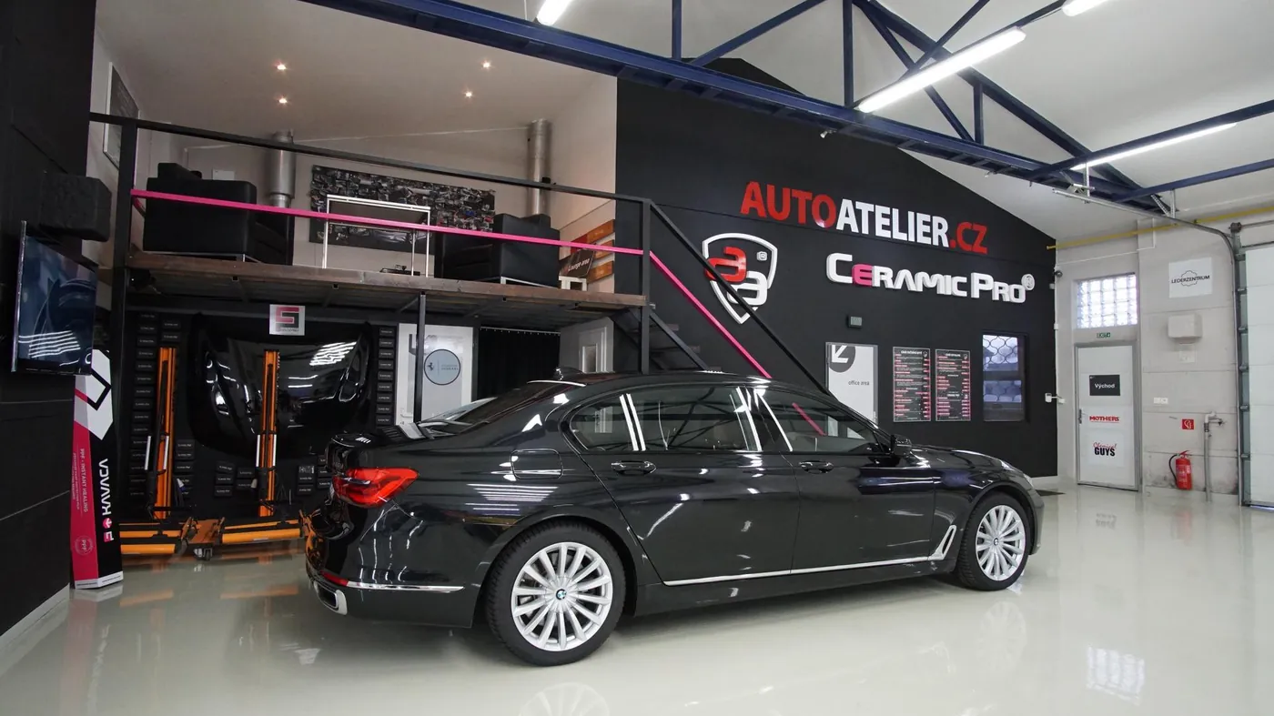 Hlavní hala studia AutoAteliér v Liberci s vozem BMW řady 7