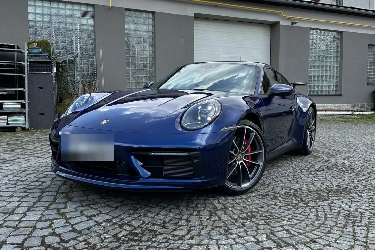 Tmavě modré Porsche 911 Carrera S před studiem AutoAteliér v Liberci