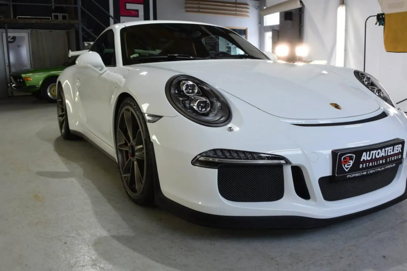 Bílé Porsche 911 GT3 připravené v detailingovém studiu AutoAteliér
